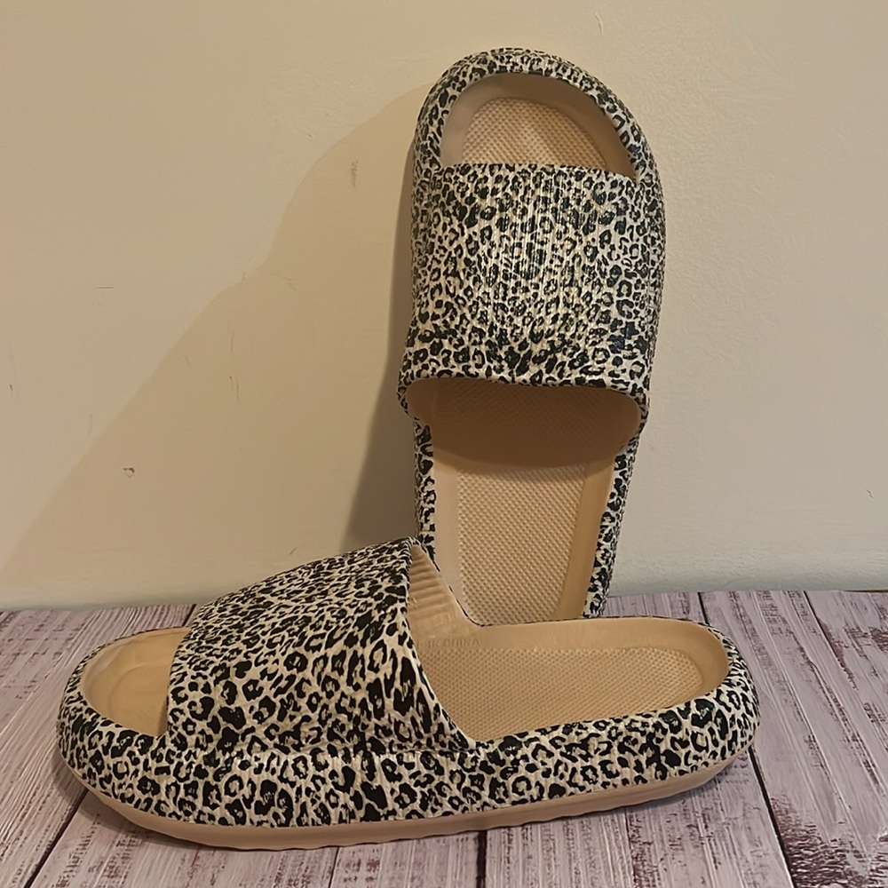 NWOT LELEBEAR CLOUDIES SLIDES SZ 9-10(Women’s) 8.5 (Men)